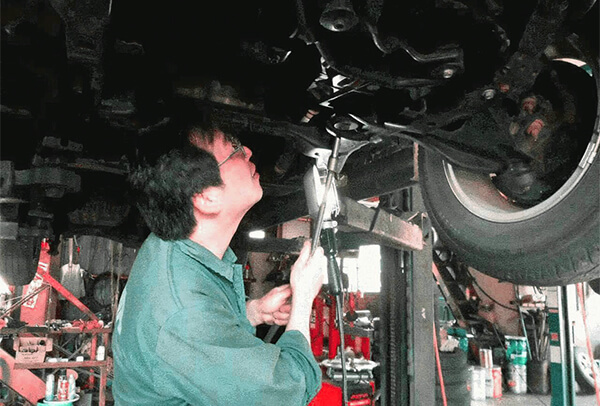 上越市の自動車修理 中古車販売店 東自動車商会 本社整備士